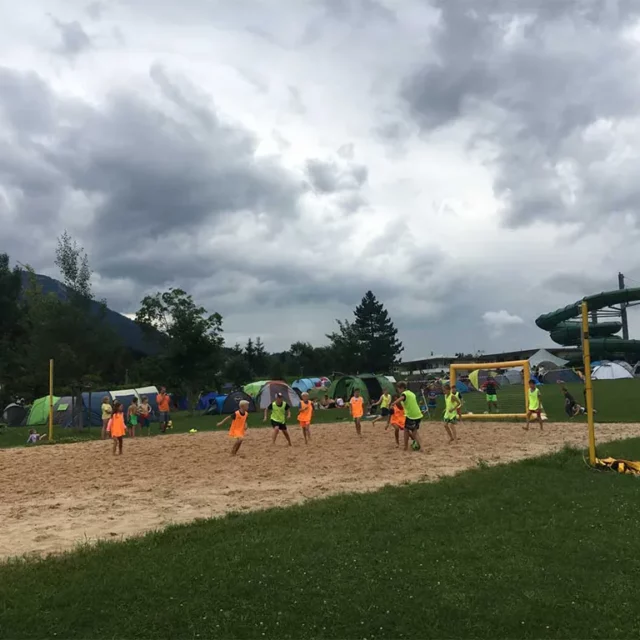 Kinder beim Strandfussball