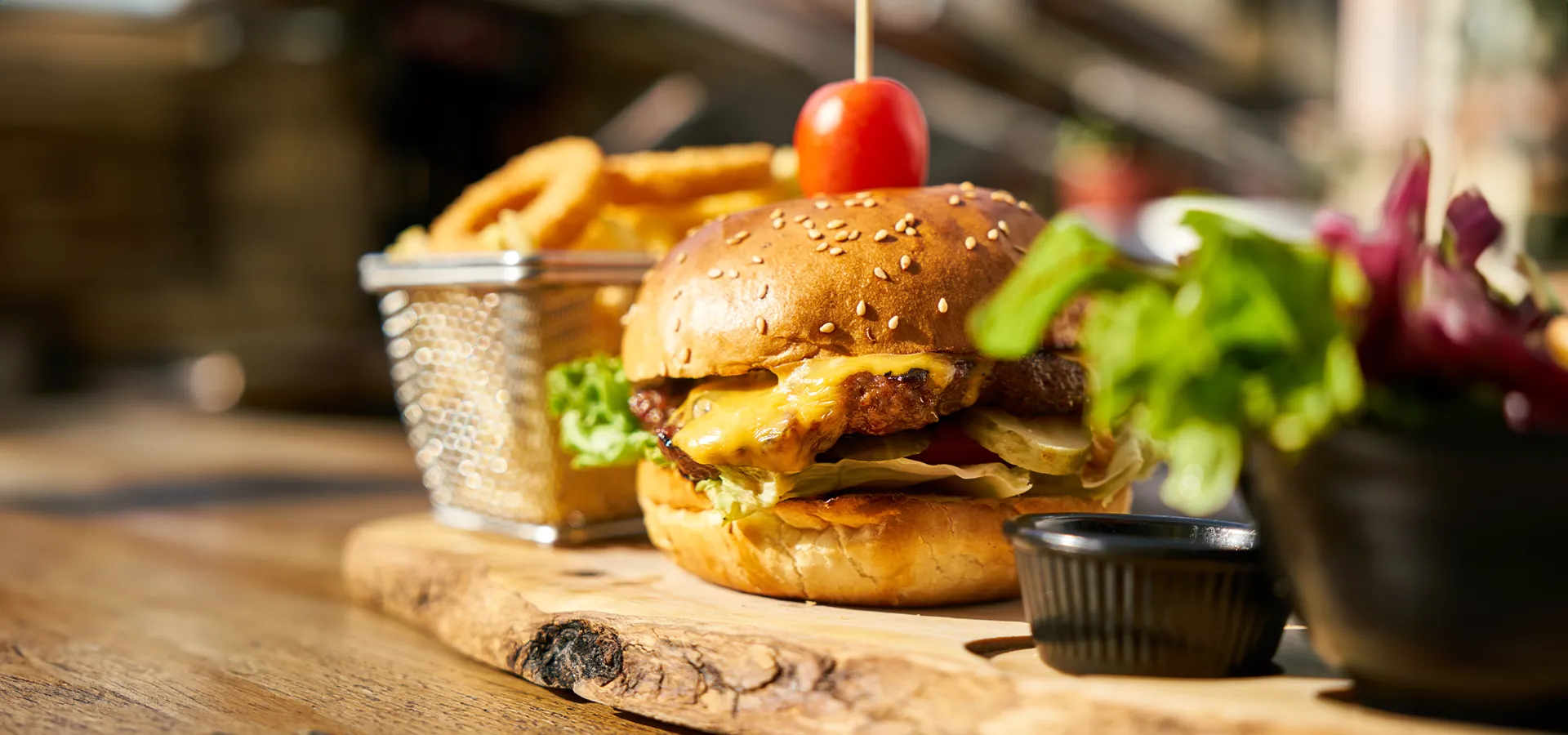 ein Cheesburger mit Pommes