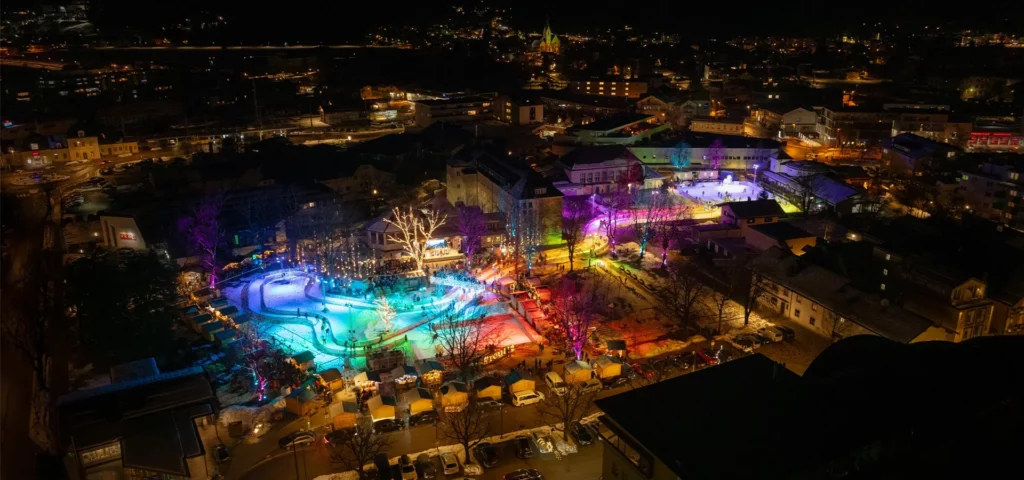 Luftbild von Reutte on Ice in der Nacht