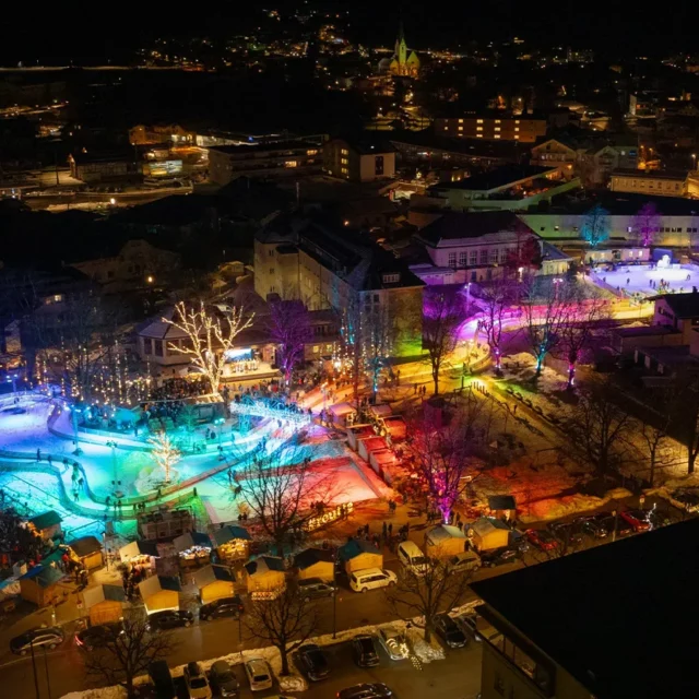 Luftbild von Reutte on Ice in der Nacht